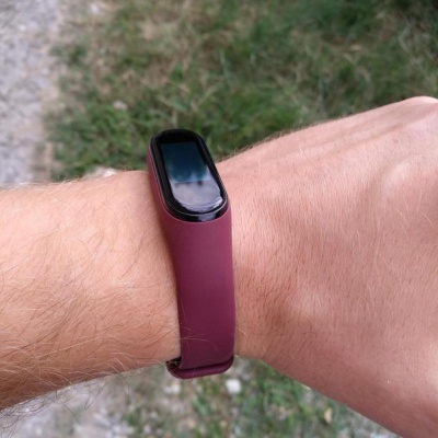 фото Фитнес-браслет Xiaomi Mi Band 4, бордовый
